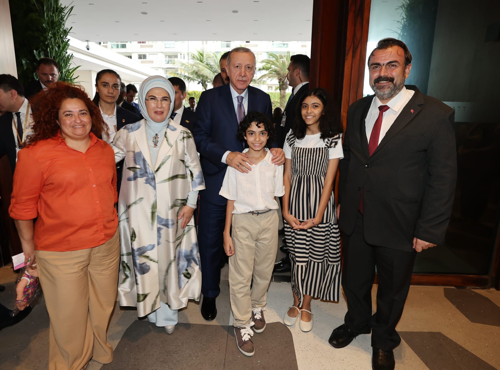MÜSİAD BREZİLYA ŞUBE BAŞKANI UMUT EKER VE AİLESİ G20 ZİRVESİ'NDE CUMHURBAŞKANI ERDOĞAN’A ANLAMLI HEDİYELER TAKDİM ETTİ