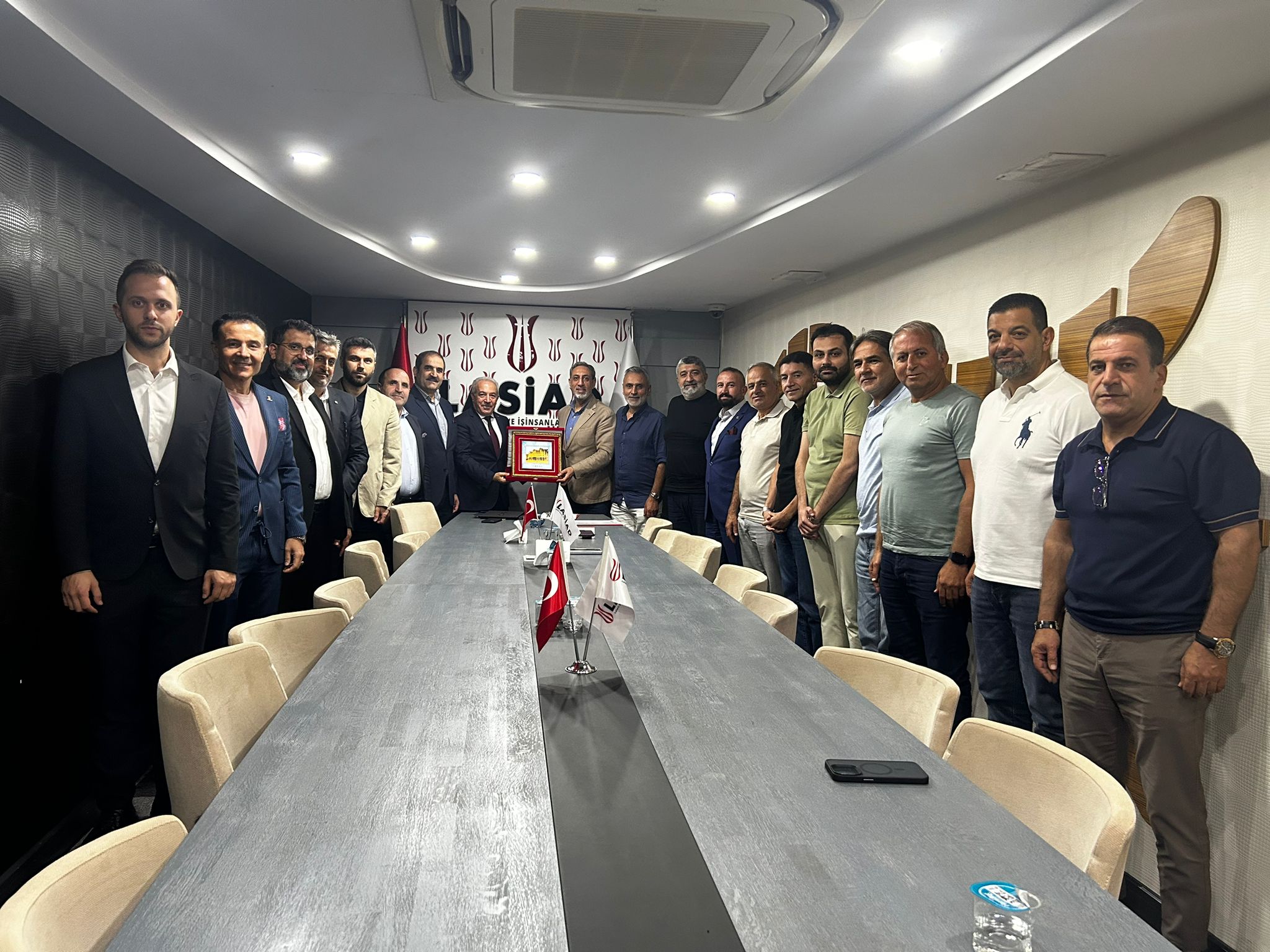 TEKSTİL DERİ VE HAZIR GİYİM SEKTÖR KURULU LASİAD’I ZİYARET ETTİ