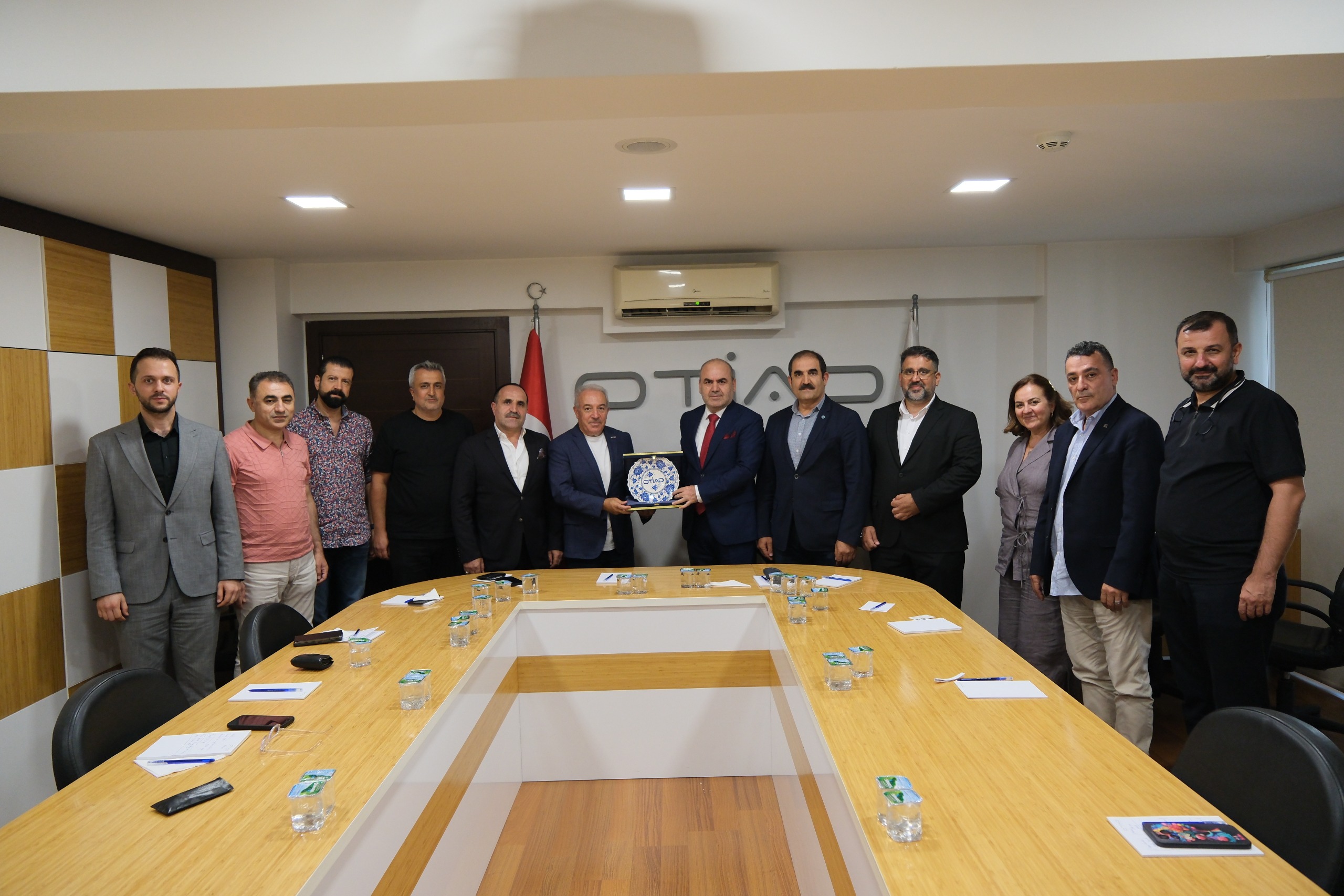 TEKSTİL DERİ VE HAZIR GİYİM SEKTÖR KURULU OTİAD’I ZİYARET ETTİ